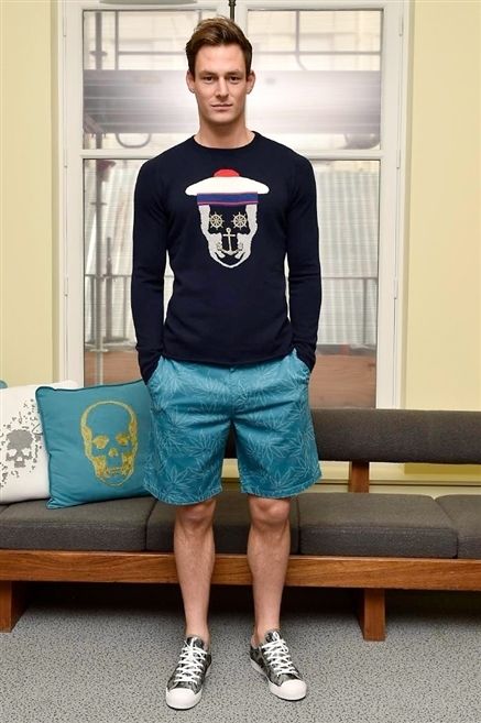 Blue, Human leg, Shoe, Shoulder, Standing, Style, Shorts, Teal, Knee, Couch, 