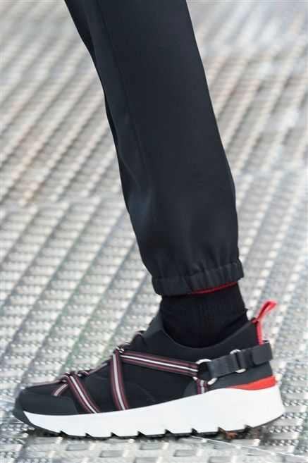 Human leg, Black, Street fashion, Ankle, Fashion design, Shadow, Walking shoe, 