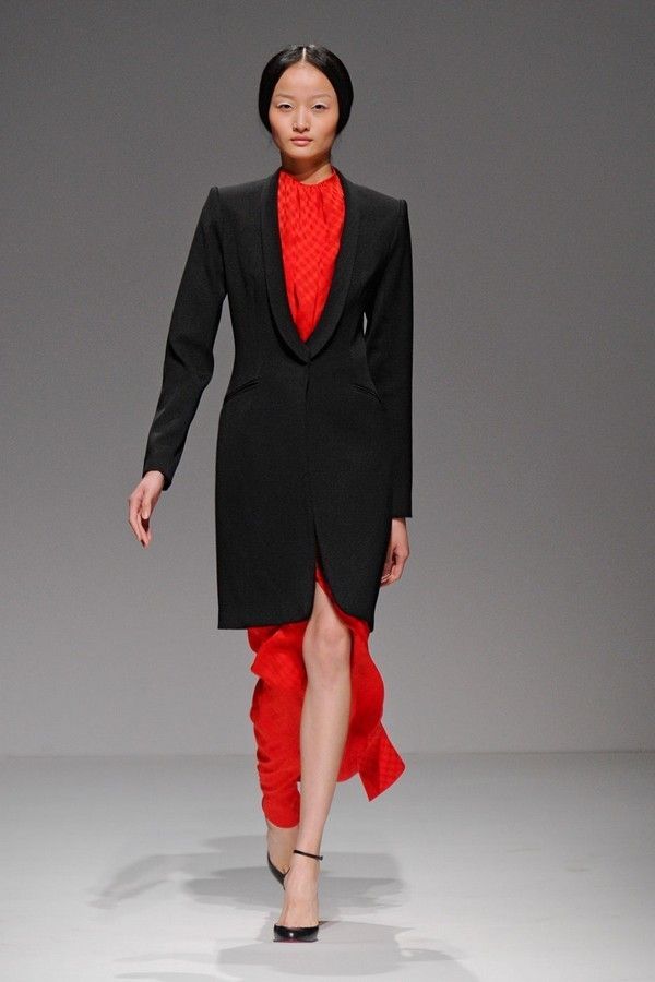 Clothing, Lip, Sleeve, Shoulder, Collar, Fashion show, Red, Joint, Outerwear, Runway, 