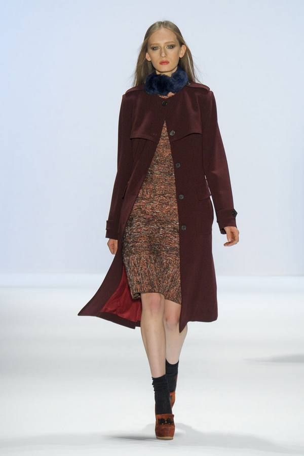 Clothing, Brown, Sleeve, Shoulder, Fashion show, Textile, Joint, Outerwear, Style, Winter, 