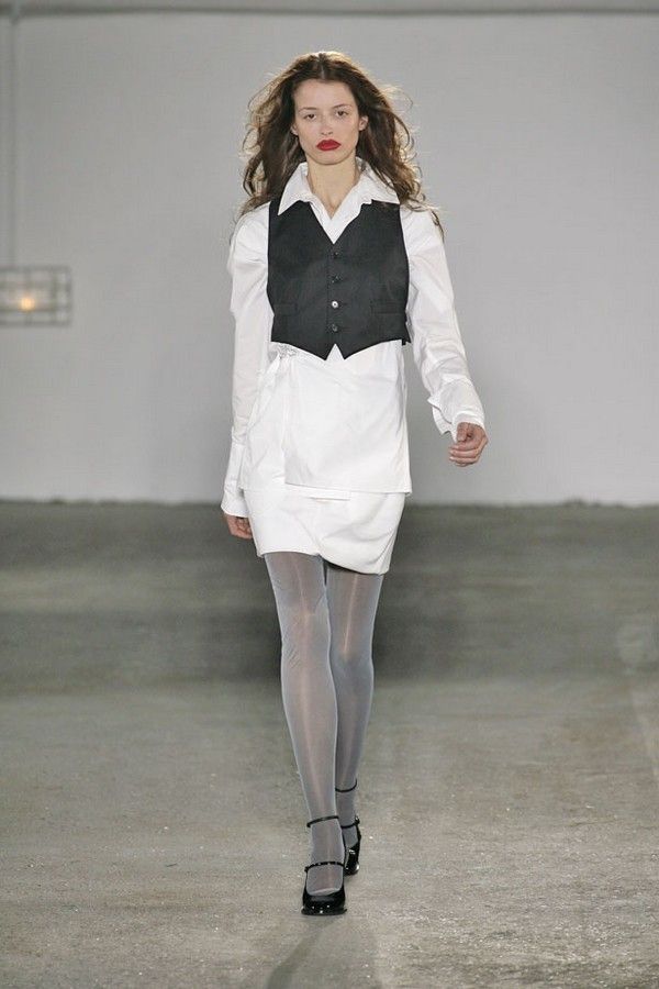 Clothing, Sleeve, Shoulder, Collar, Fashion show, Joint, Outerwear, White, Style, Knee, 