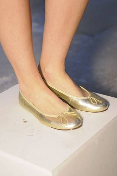 Joint, Human leg, Fashion, Tan, Toe, Foot, Sandal, Close-up, Silver, Bridal shoe, 