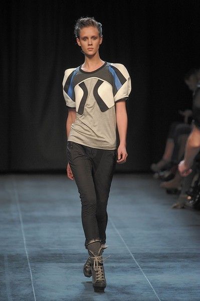 Human body, Shoulder, Fashion show, Human leg, Joint, Outerwear, Runway, Style, Knee, T-shirt, 