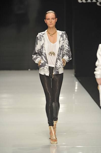 Brown, Fashion show, Shoulder, Runway, Joint, Outerwear, Jewellery, Style, Fashion model, Waist, 