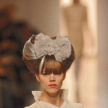 Hair accessory, Headpiece, Style, Headgear, Fashion accessory, Fashion, Street fashion, Beige, Embellishment, Lipstick, 