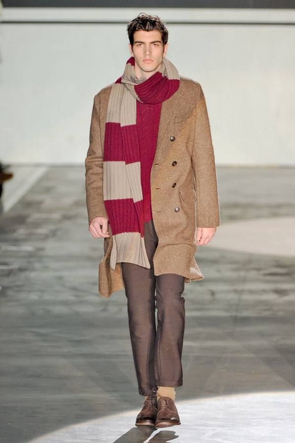 Clothing, Brown, Sleeve, Fashion show, Human body, Winter, Textile, Joint, Outerwear, Coat, 
