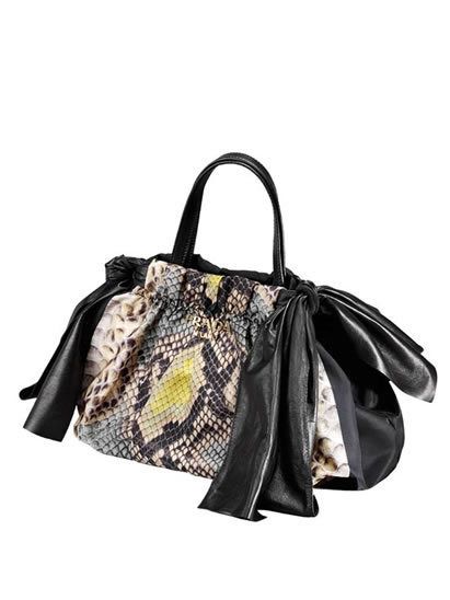 Product, Bag, Style, Luggage and bags, Fashion, Black, Shoulder bag, Grey, Beige, Fashion design, 