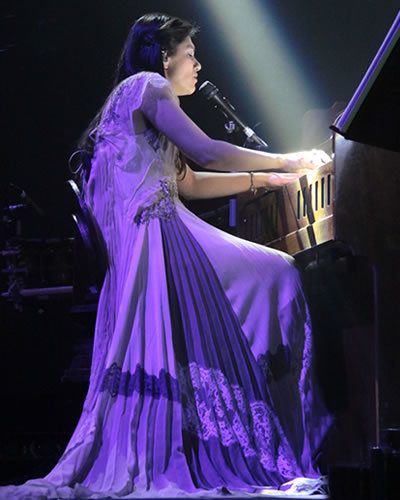 Purple, Entertainment, Formal wear, Performing arts, Stage, Gown, Dress, Performance, Fashion, Violet, 