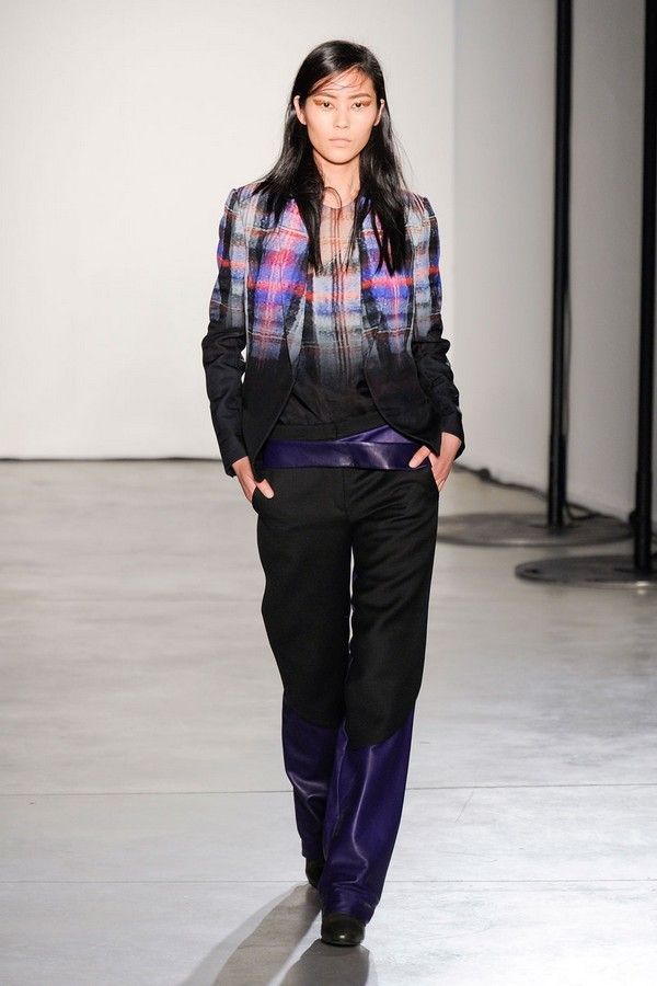 Sleeve, Shoulder, Collar, Textile, Joint, Outerwear, Style, Purple, Waist, Fashion show, 