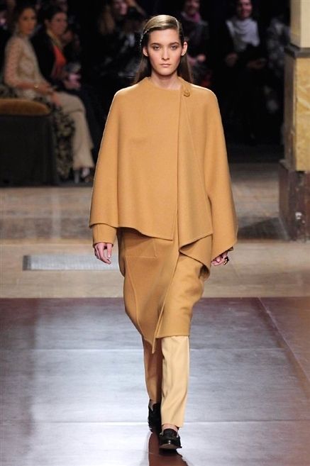 Fashion show, Brown, Sleeve, Runway, Shoulder, Joint, Outerwear, Fashion model, Style, Waist, 