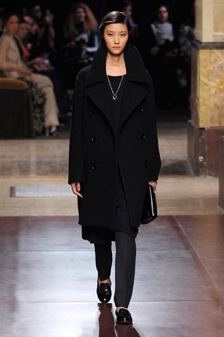Fashion show, Sleeve, Shoulder, Joint, Runway, Outerwear, Fashion model, Style, Hat, Street fashion, 