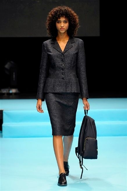 Hairstyle, Sleeve, Shoulder, Joint, Outerwear, Fashion show, Style, Jheri curl, Fashion model, Bag, 