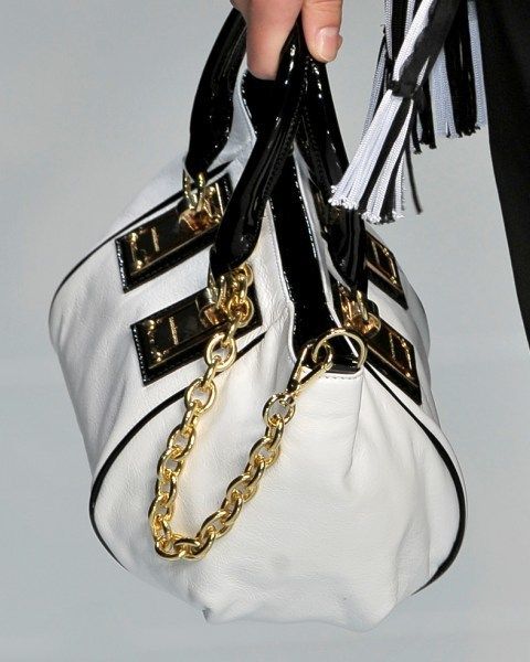 White, Style, Fashion accessory, Fashion, Black, Shoulder bag, Metal, Beige, Material property, Bag, 