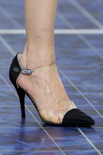 Human leg, Joint, Sandal, Foot, Fashion, Toe, High heels, Dancing shoe, Ankle, Close-up, 