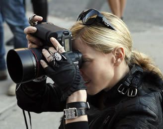 Human, Product, Hairstyle, Lens, Photographer, Photograph, Jacket, Cameras & optics, Camera, Camera accessory, 