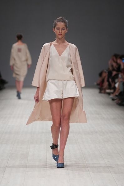 Clothing, Footwear, Leg, Brown, Fashion show, Event, Shoulder, Runway, Human leg, Joint, 