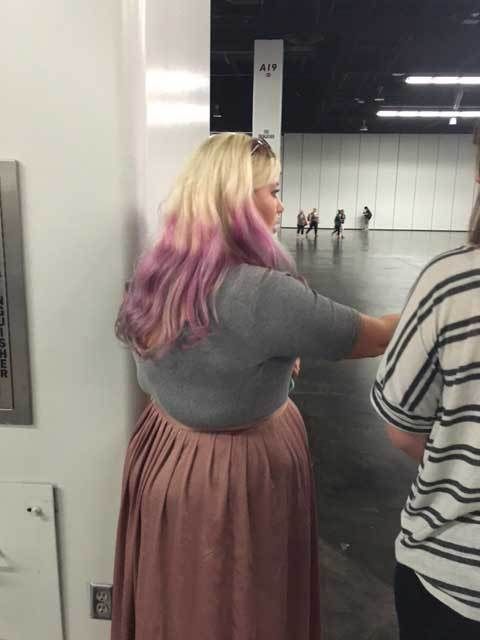 Sleeve, Human body, Shoulder, Photograph, Standing, Purple, Waist, Picture frame, Snapshot, Long hair, 