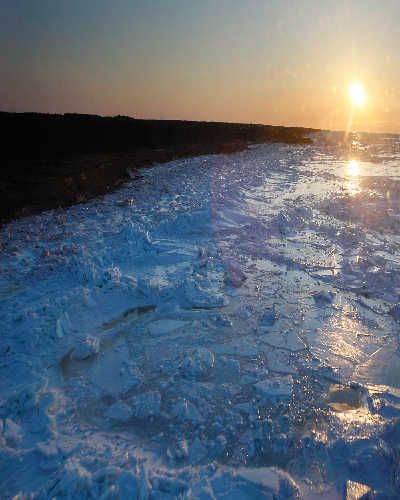 Fluid, Blue, Coastal and oceanic landforms, Atmosphere, Liquid, Sun, Horizon, Dusk, Ocean, Sunrise, 