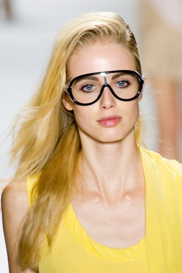 Clothing, Eyewear, Vision care, Lip, Glasses, Yellow, Hairstyle, Forehead, Beauty, Fashion, 