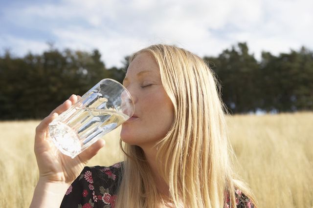 Drinking, People in nature, Beauty, Blond, Brown hair, Taste, Long hair, Cash, Paper, Money, 