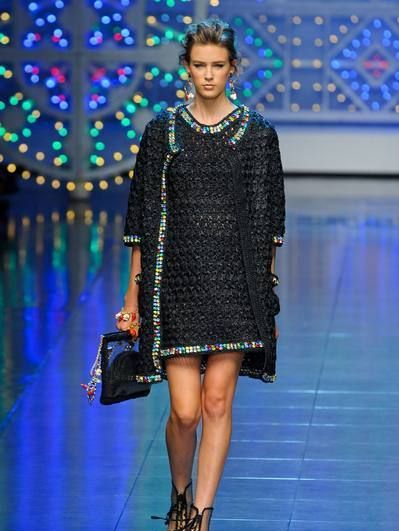Clothing, Blue, Fashion show, Dress, Joint, Outerwear, Runway, Style, Fashion model, Fashion accessory, 