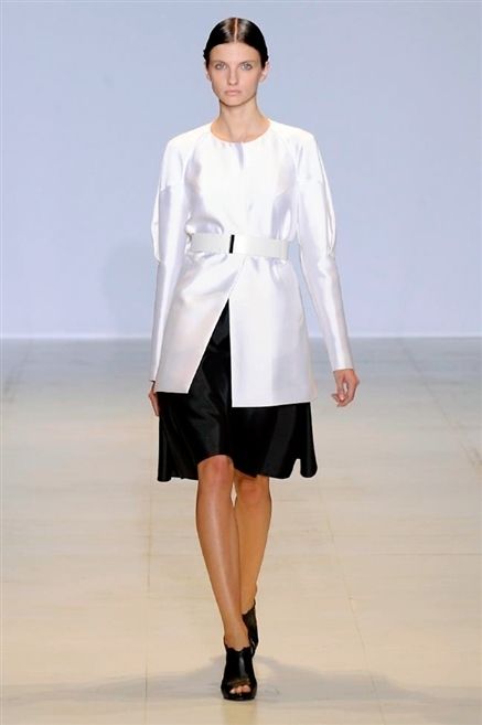 Sleeve, Shoulder, Fashion show, Collar, Joint, Standing, Human leg, White, Style, Formal wear, 
