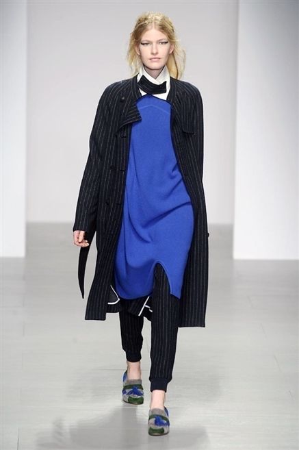 Blue, Sleeve, Shoulder, Joint, Fashion show, Outerwear, Style, Runway, Fashion model, Electric blue, 