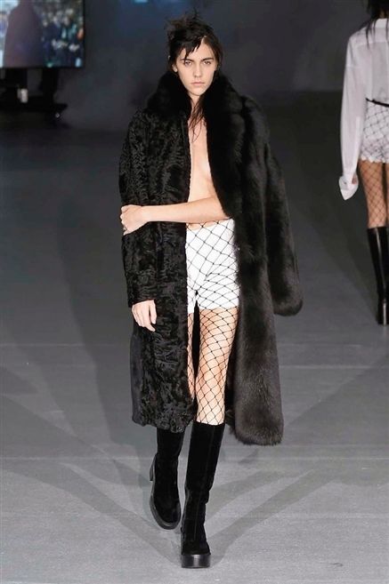 Clothing, Leg, Sleeve, Textile, Winter, Joint, Coat, Outerwear, Style, Fashion show, 