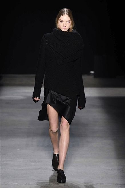 Clothing, Sleeve, Human leg, Human body, Shoulder, Fashion show, Joint, Outerwear, Style, Knee, 