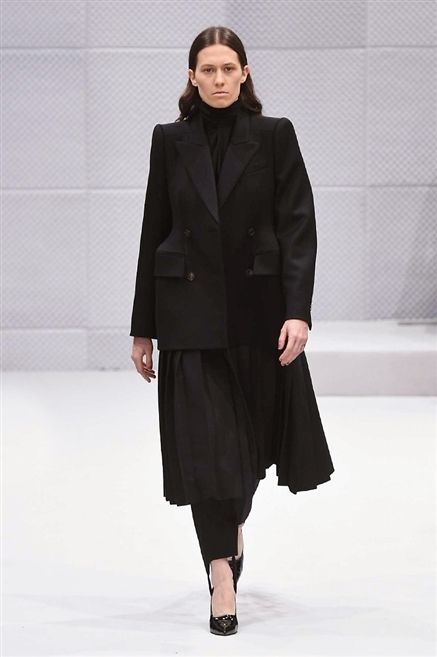 Sleeve, Shoulder, Textile, Joint, Collar, Outerwear, Fashion show, Style, Coat, Fashion model, 