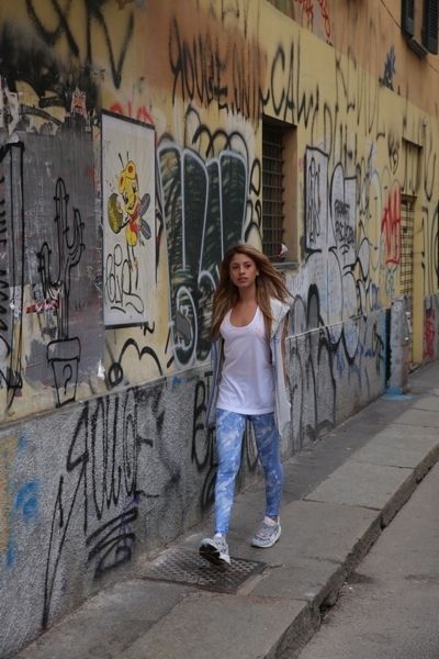 Trousers, Denim, Jeans, Outerwear, Wall, Graffiti, Style, Street fashion, T-shirt, Street, 