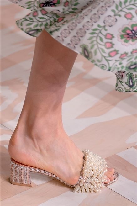 Toe, Skin, Human leg, Joint, Pink, Foot, High heels, Tan, Pattern, Sandal, 