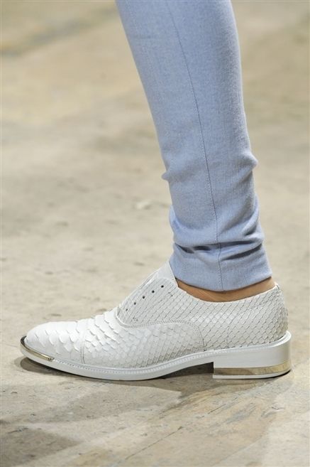Human leg, Textile, Carmine, Grey, Street fashion, Space, Walking shoe, Sock, Balance, Ankle, 