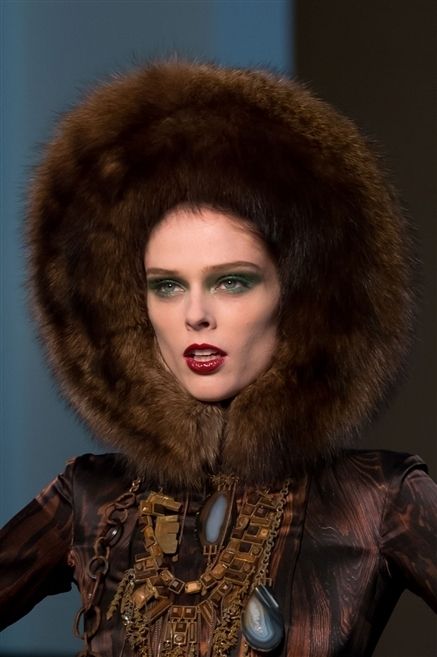 Textile, Fur clothing, Natural material, Headgear, Animal product, Fashion, Costume accessory, Fur, Costume, Fashion model, 