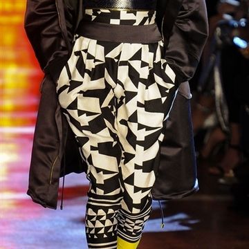 Fashion show, Joint, Outerwear, Runway, Style, Fashion model, Fashion, Street fashion, Thigh, Fashion design, 