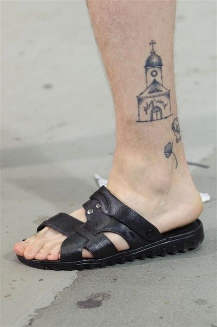 Human leg, Joint, Tattoo, Wrist, Foot, Street fashion, Ankle, Toe, Calf, Temporary tattoo, 