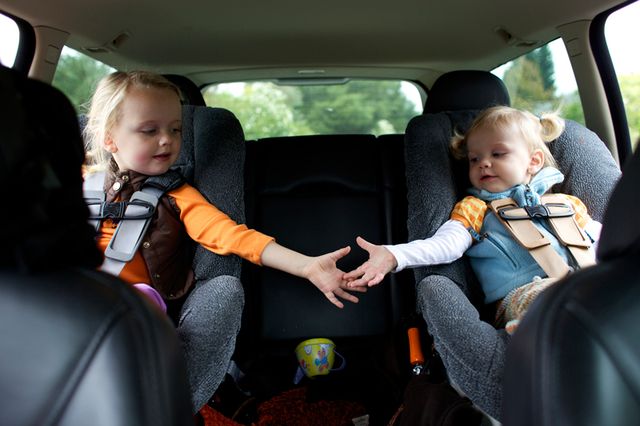 Motor vehicle, Comfort, Eye, Car seat, Vehicle door, Child, Sitting, Baby in car seat, Head restraint, Automotive exterior, 