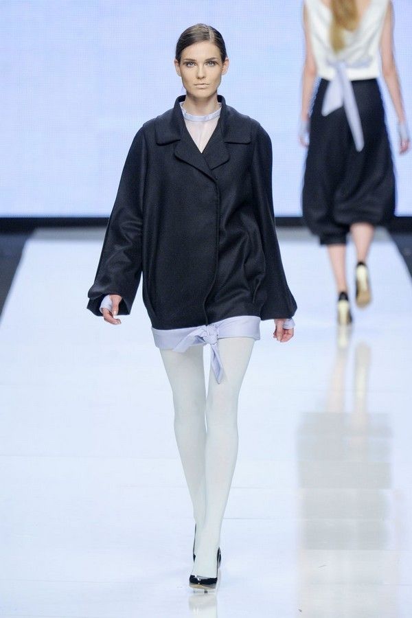 Clothing, Leg, Fashion show, Sleeve, Shoulder, Human leg, Joint, Runway, Outerwear, White, 