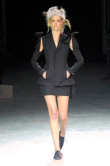 Hairstyle, Sleeve, Shoulder, Human leg, Joint, Style, Collar, Fashion model, Fashion show, Knee, 