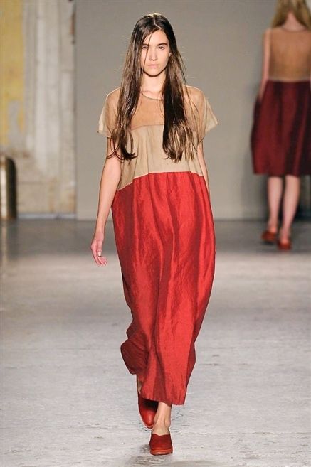 Brown, Shoulder, Textile, Human leg, Red, Joint, Waist, Style, Fashion show, Maroon, 