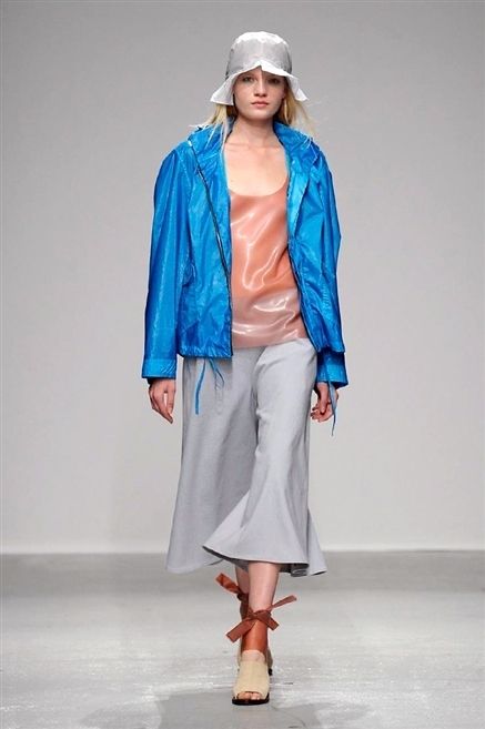 Clothing, Sleeve, Shoulder, Textile, Joint, Outerwear, Fashion show, Style, Fashion model, Knee, 