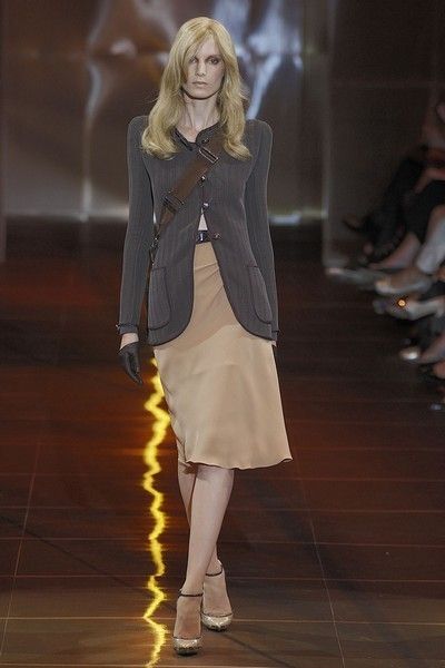 Shoulder, Joint, Outerwear, Style, Floor, Fashion show, Flooring, Knee, Fashion model, Runway, 