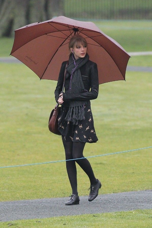 Umbrella, Sleeve, Human leg, Textile, Jacket, Outerwear, Coat, Winter, Knee, Boot, 