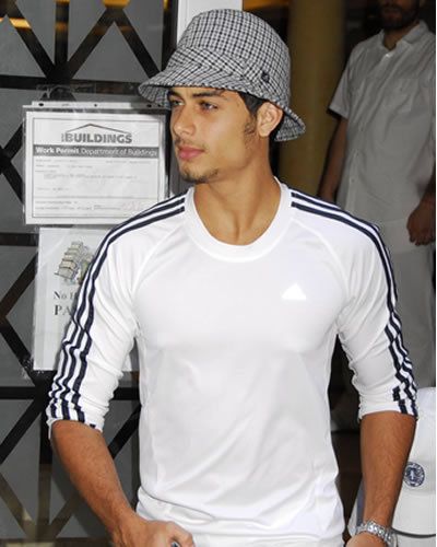 Sleeve, Hat, Shoulder, Shirt, Elbow, White, Chest, T-shirt, Fashion accessory, Muscle, 