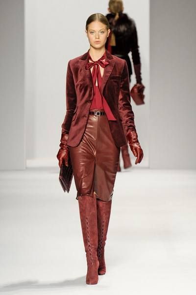 Brown, Fashion show, Shoulder, Textile, Joint, Red, Outerwear, Runway, Style, Fashion model, 