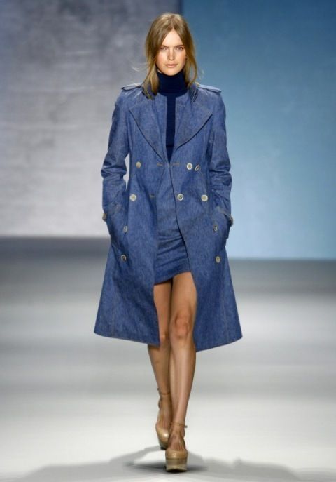 Clothing, Blue, Sleeve, Human body, Shoulder, Collar, Textile, Joint, Fashion show, Outerwear, 