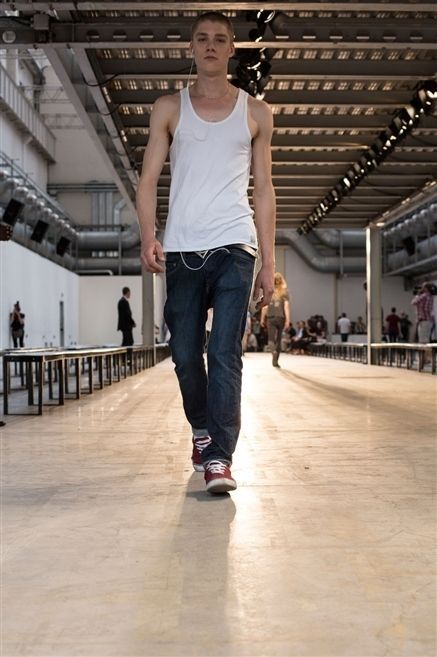 Trousers, Denim, Jeans, Textile, Sleeveless shirt, Joint, Standing, Style, T-shirt, Street fashion, 