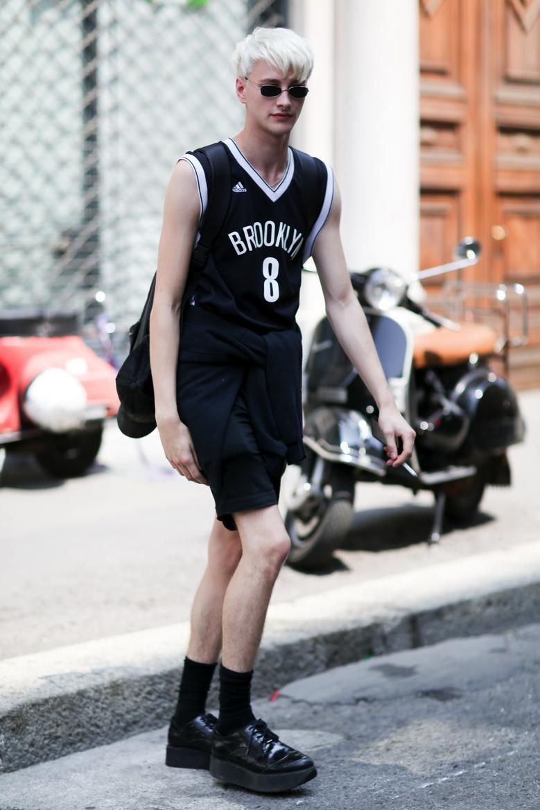 Clothing, Sleeveless shirt, Human leg, Fender, Shorts, Street fashion, Sunglasses, Knee, Auto part, Calf, 