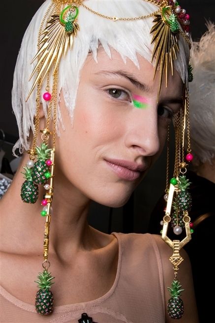 Hairstyle, Green, Forehead, Fashion accessory, Hair accessory, Style, Tradition, Headgear, Eyelash, Body jewelry, 