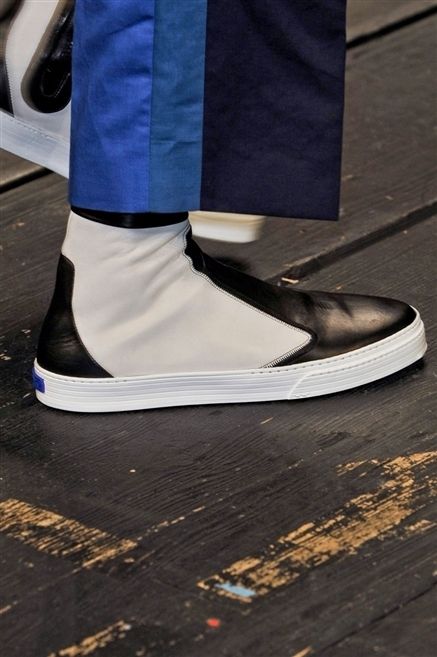 Blue, Human leg, Shoe, Ankle, Walking shoe, Sock, Shadow, 